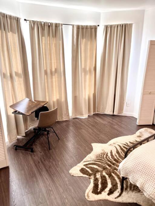 Immaculate 1 Bedroom 1 Bth Pullout Couch Art Deco Inspired * Filadelfia